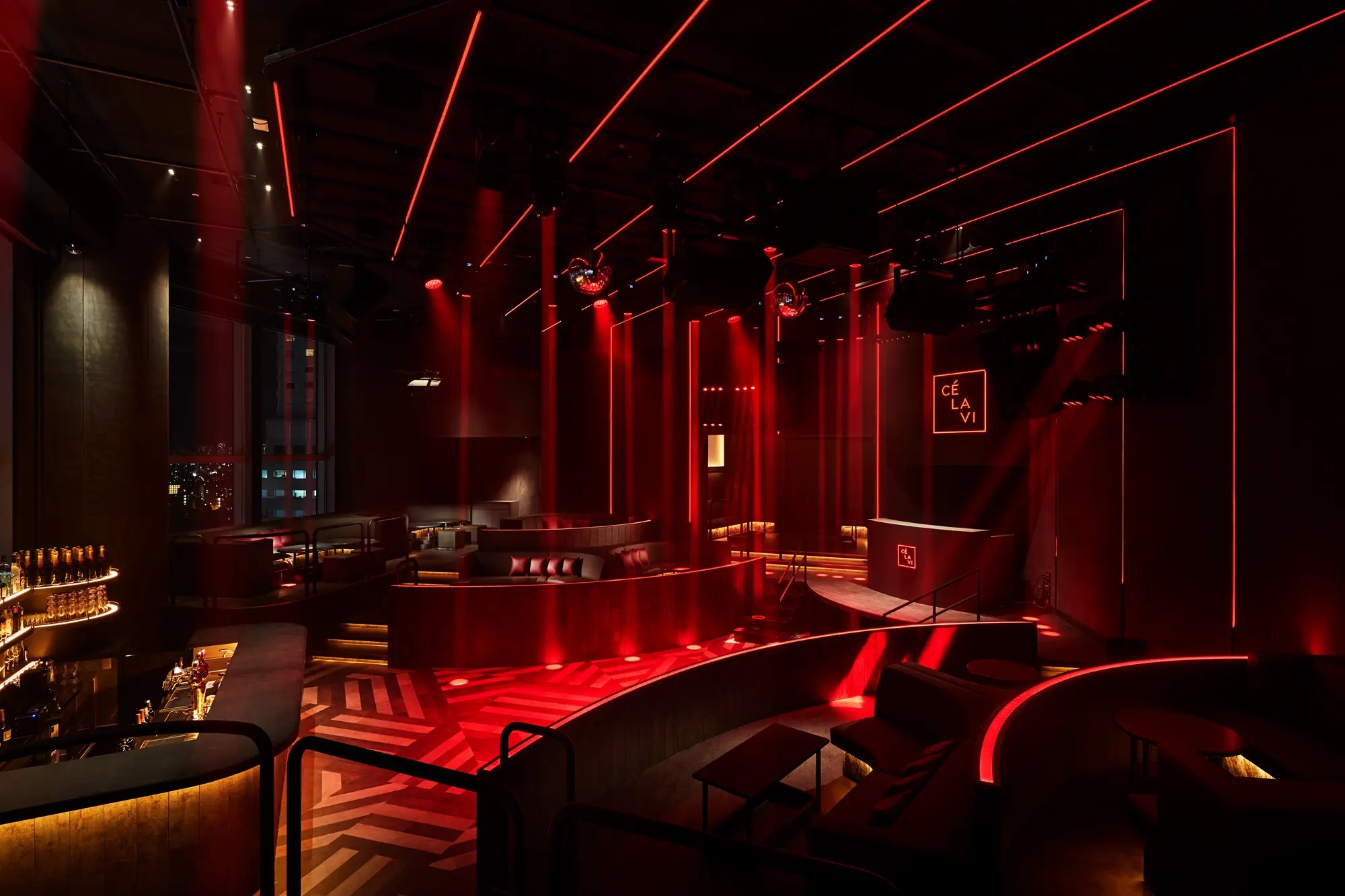 非日常を演出する天空空間のイメージ画像