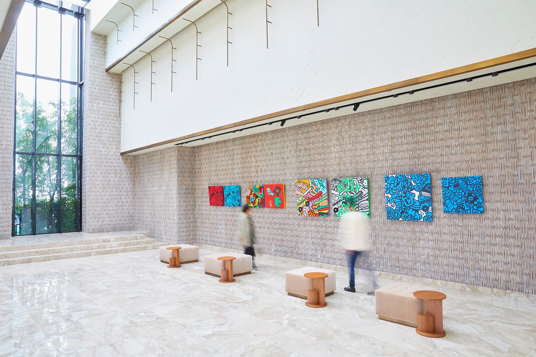 自然光とアートが彩るクリエイティブな空間のイメージ画像